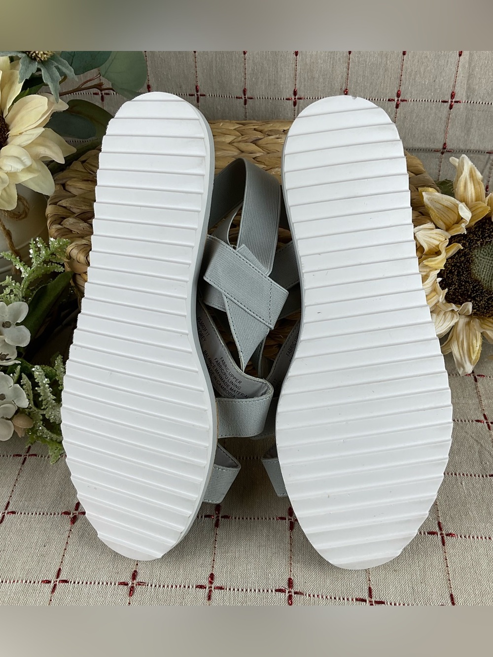B-52 Bullboxer “Primm” Sandals Light Grey Strappy Open Toe Sz 10 Stretchy Fit - Picture 5 of 5